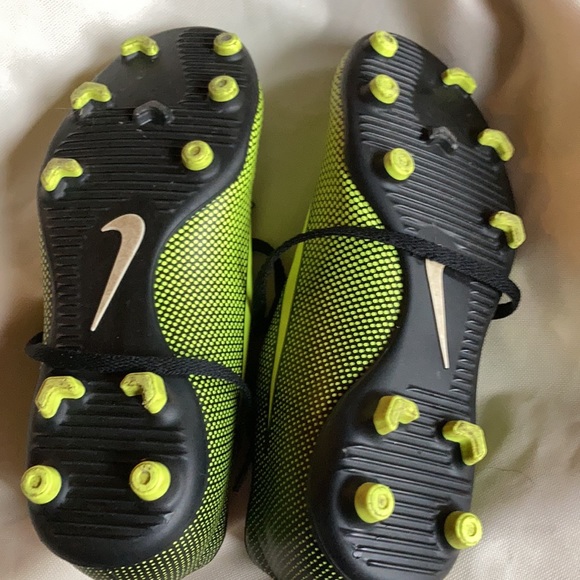 Nike Youth Soccer cleats size 6 - Picture 3 of 5